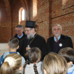 Владика сремски Василије после парастоса у цркви са ученицима школе из Вишњићева