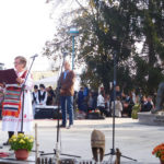 Поздравна реч председнице Удружења жена села Вишњићево, иза ње председник МЗ Вишњићево Радивој Ветеха