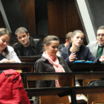 Студенткиња Медицинског факултета дискутује у оквиру дебате после уводних излагања