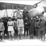 Пилот поручник Драгутин Мишић на Солунском фронту у саставу француско-српске ескадриле испред авиона типа Њепор (четврти слева)