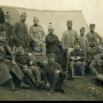 Група српских ваздухопловаца у Ветеркопу (пилот поручник Драгутин Мишић је први слева у доњем реду)