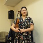 Виолинисткиња Катарина Васиљевић са виолином градитеља Николе Васића