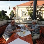 Први сусрет др Душана Ристића и инж. Милана Драгића у башти ресторана преко пута Малог Калемегдана у Београду 8. јула 2011. Ристић разгледа фотографије градитеља виолина Николе Васића и његове супруге Луси.