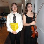 Млада виолинисткиња Милица Ковачевић и пијаниста Уки Оваскаинен после концерта одржаног у Музичкој школи „Славенски“ у Београду на виолини Николе Васића, 30. јун 2016.