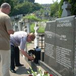 Гробље у Зворнику, др Ристић прислужује свеће својим прецима, међу којима је и ујак др Ђорђо Лазаревић, коме је тог дана служен парастос и одржана академија, 19. јул 2015.