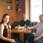 Фотографија снимљена пред академију у знак сећања на др Ђорђа Лазаревића, поводом 100-годишњице његове смрти. Виолинисткиња Јована Стошић, која је увеличала програм свирајући композиције Ј. С. Баха, протојереј зворнички Видоје Лукић и др Душан Ристић, Омладински дом, Зворник, 19. јул 2015.