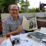 Др Ристић разгледа материјал о градитељу виолина Николи Васићу, родом из Зворника, 8. јул 2011.