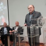 Др Душан Ристић евоцира сећања на догађаје у Немачкој пред бомбардовање СР Југославије, иза њега проф. др Александар Седмак и књижевник Радован Калабић. Вече сећања на НАТО бомбардовање после 20 година, у организацији Пријатеља српске културе, Београд, Машински факултет, 28. март 2019.