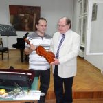 Владимир Радосављевић и Душан Ристић са виолином Николе Васића која је управо стигла са аукције, на састанку ПСК на Факултету музичке уметности у Београду 29. марта 2012.