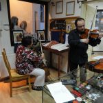 Припреме за концерт у кући Владимира Радосављевића, на слици виолончелисткиња Сандра Белић и Драган Радосављевић, 2. мај 2012.