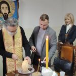 Сечење славског колача, прота Радивој, појац и проф. др Снежана Кирин, члан ПСК
