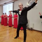 Кореографија хора уз песму Mi mou thimoneis matia mou насталу на Крфу о љубави српског војника и једне Гркиње