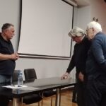 Предавач Горан Марјановић са вајаром Драганом Раденовићем и др Предрагом Анђелићем, члановима ПСК